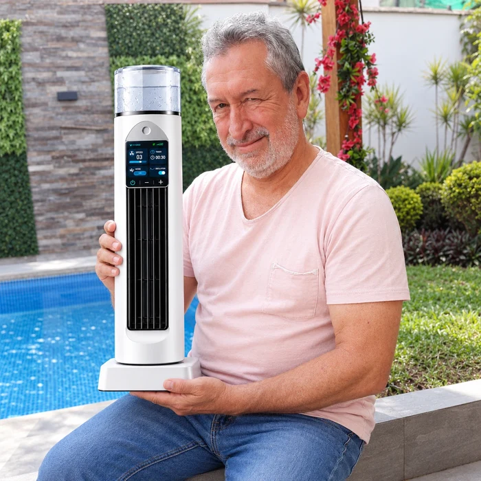 Homem segurando o Climair PRO ao lado de uma piscina